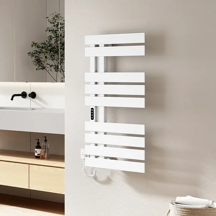 Emke Elektro-Badheizkörper Flatrad ESFTR5 -  - Weißer elektrischer Handtuchwärmer mit horizontalen Stangen, Digitalanzeige und Spiralkabel in einem modernen Badezimmer.