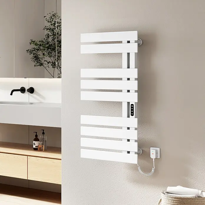 Emke Elektro-Badheizkörper Flatrad ESFTR5 -  - Weißer elektrischer Handtuchwärmer mit Digitalanzeige, an einer Wand in einem modernen Badezimmer montiert und eingesteckt.