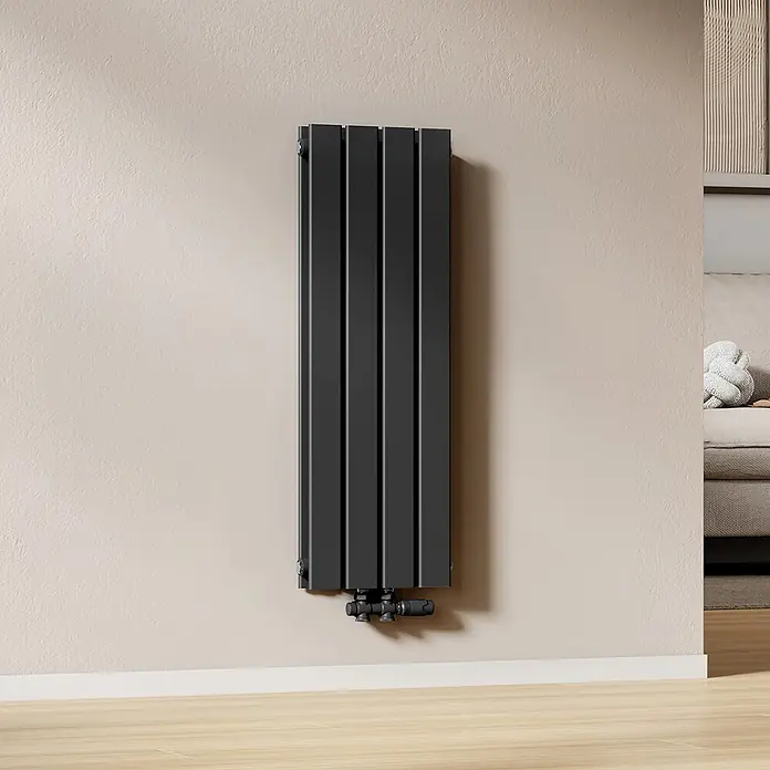 Emke Designheizkörper Flatrad FR - Wärmeleistung bei Vorlauftemperatur von 75 °C (D: 50): 446 W, Schwarz - Hoher, dunkelgrauer vertikaler Heizkörper mit vier Paneelen, an einer hellen Wand in einem modernen Wohnraum installiert.