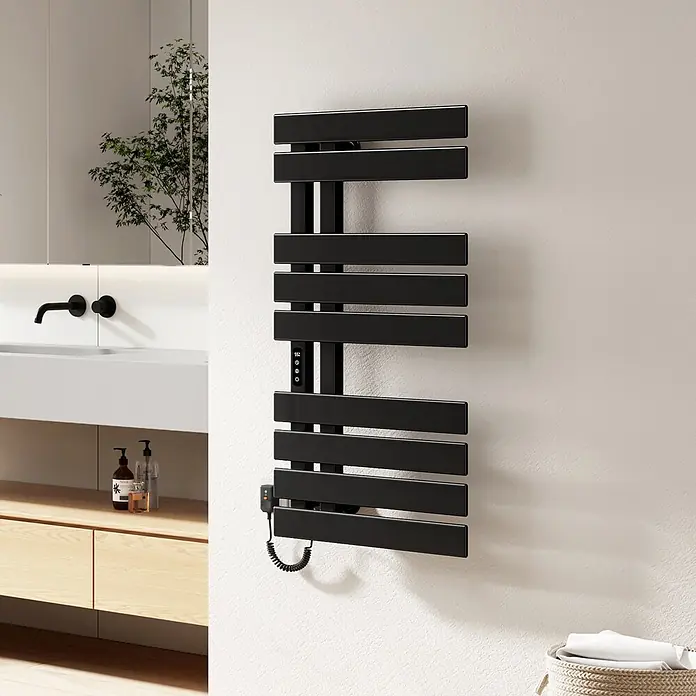 Emke Elektro-Badheizkörper Flatrad ESFTR5 - B x H: 50 x 100 cm - Schwarzer, wandmontierter elektrischer Handtuchwärmer mit horizontalen Stangen und Bedienfeld im Badezimmer.