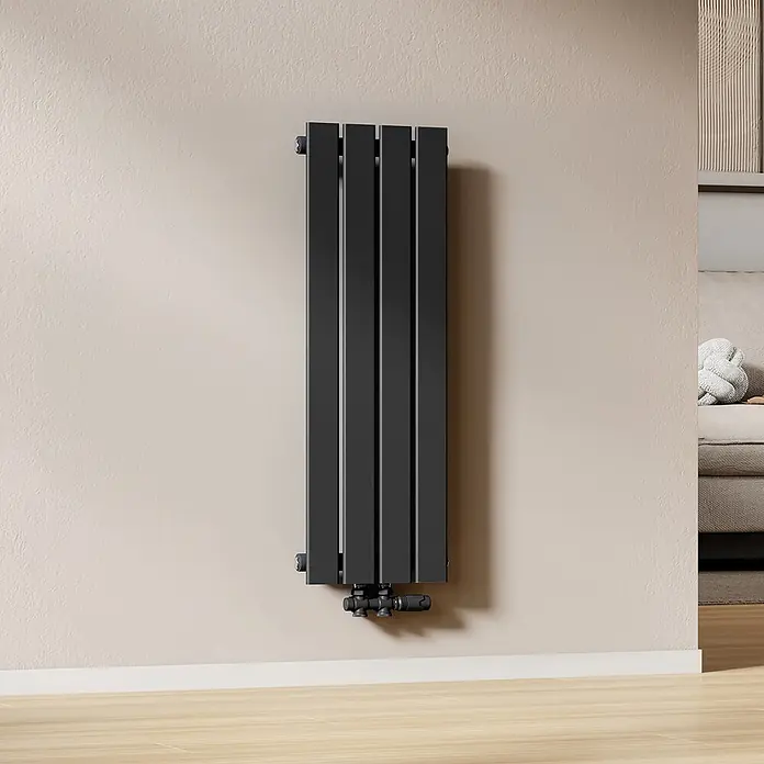 Emke Designheizkörper Flatrad FR - Wärmeleistung bei Vorlauftemperatur von 75 °C (D: 50): 403 W, Schwarz - Hoher, anthrazitfarbener Vertikalheizkörper mit flachen Paneelen an heller Wand über Holzboden.