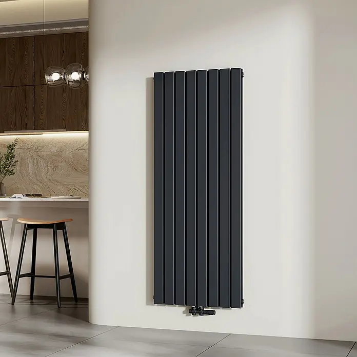 Emke Designheizkörper Flatrad FR - Wärmeleistung bei Vorlauftemperatur von 75 °C (D: 50): 1.988 W, Anthrazit - Hoher, dunkelgrauer Vertikal-Paneelheizkörper in einem modernen Interieur.