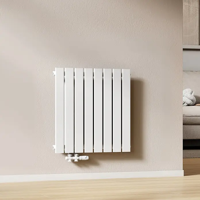 Emke Designheizkörper Flatrad FR - Wärmeleistung bei Vorlauftemperatur von 75 °C (D: 50): 450 W, Weiß - Moderner, weißer Flachheizkörper mit vertikalen Sektionen, an einer Wand montiert, mit Steuerventilen unten.