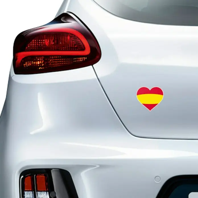 Etiqueta adhesiva Corazón España - Bandera - Vista trasera de un coche con una pegatina en forma de corazón de la bandera española. La pegatina le da un toque personal al vehículo.