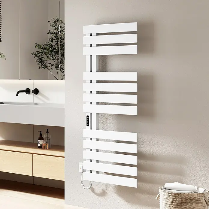 Emke Elektro-Badheizkörper Flatrad ESFTR5 -  - Weißer elektrischer Handtuchwärmer mit Querstreben, Digitalanzeige und spiralförmigem Netzkabel im modernen Badezimmer.
