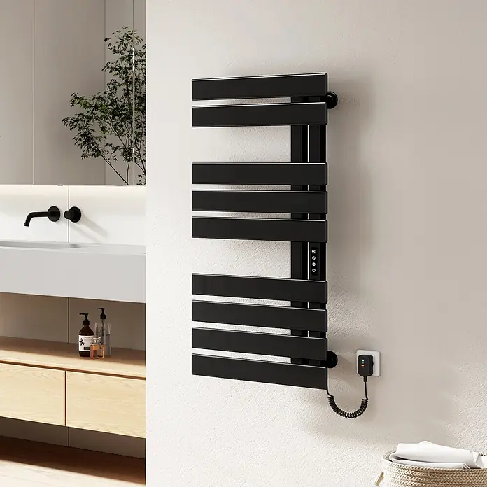 Emke Elektro-Badheizkörper Flatrad ESFTR5 - B x H: 50 x 100 cm - Schwarzer Wandheizkörper für Handtücher in einem modernen Badezimmer, mit flachen Stangen und digitalem Bedienfeld.