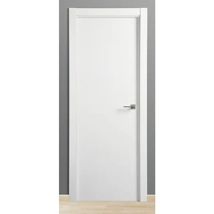 Solid Elements Puerta interior Essen - 72,5 x 203 cm, Izquierda, Blanco, Maciza - Una puerta interior blanca y moderna con una elegante manija rectangular sobre un fondo gris neutro.