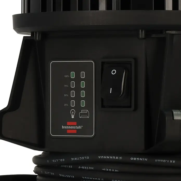 Brennenstuhl Mobiler LED-Strahler Multi Battery Hybrid - L x B x H: 28,6 x 28 x 37,8 cm, IP54 - Nahaufnahme eines schwarzen Brennenstuhl-Geräts mit Batteriestandsanzeige (grüne LEDs), Netzschalter und angeschlossenem schwarzem Kabel.