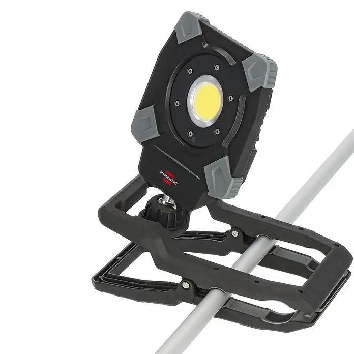 Brennenstuhl LED-Baustrahler - 6.800 lm, 6.500 K, 18 x 11 x 28,6 cm, IP65 - Schwarz-grauer brennenstuhl LED-Arbeitsscheinwerfer mit gelb leuchtendem LED, an einer silbernen Stange montiert.