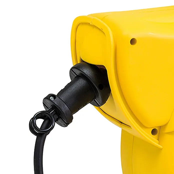 Brennenstuhl Kabeltrommel Automatik mit automatischem Kabelaufroller - Kunststoff, 16 m, H07RN-F, IP44 - Schwarzes Netzkabel in gelbem Elektrogerät eingesteckt, mit einer Schlaufen-Zugentlastung.