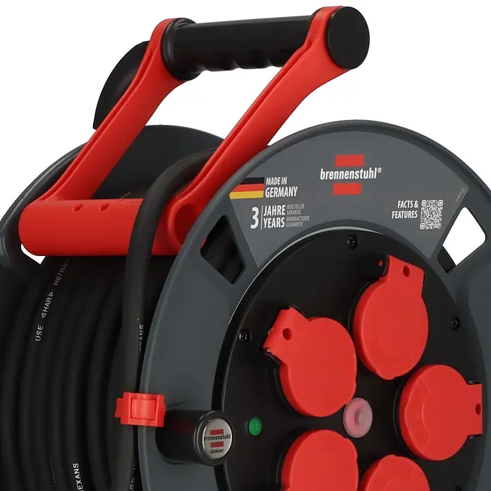 Brennenstuhl Kabeltrommel 300 KU 2200 - Kunststoff, 25 m, H07RN-F, IP44 - Graue Brennenstuhl Kabeltrommel mit schwarzem Kabel, rotem Griff und mehreren abgedeckten Steckdosen.