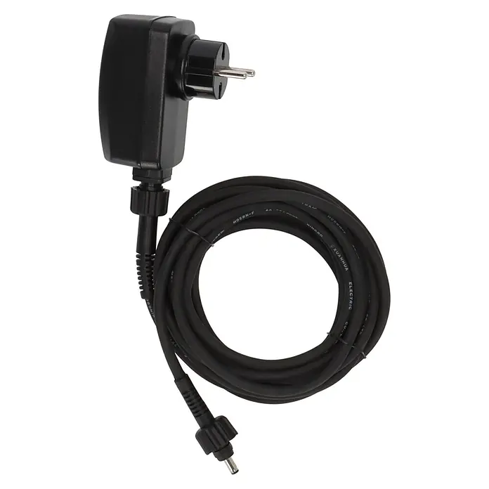 Brennenstuhl LED-Baustrahler - 6.800 lm, 6.500 K, 18 x 11 x 28,6 cm, IP65 - Schwarzes Netzteil mit einem Typ F Eurostecker und einem aufgewickelten Kabel, das in einem Hohlstecker endet.