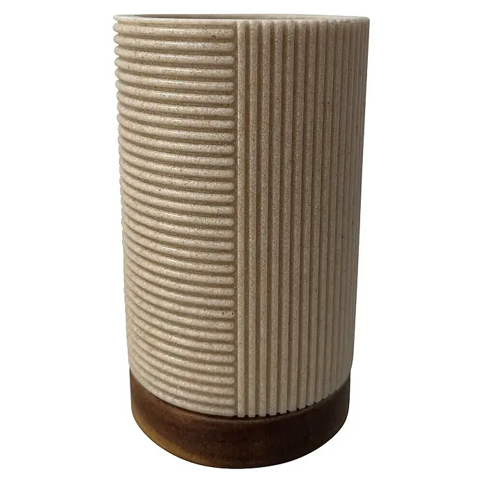 Camargue Zahnputzbecher Wood - Harz, Beige/Sand - Zylindrischer Übertopf mit beigem geripptem und kanneliertem Körper und dunklem Holzsockel.