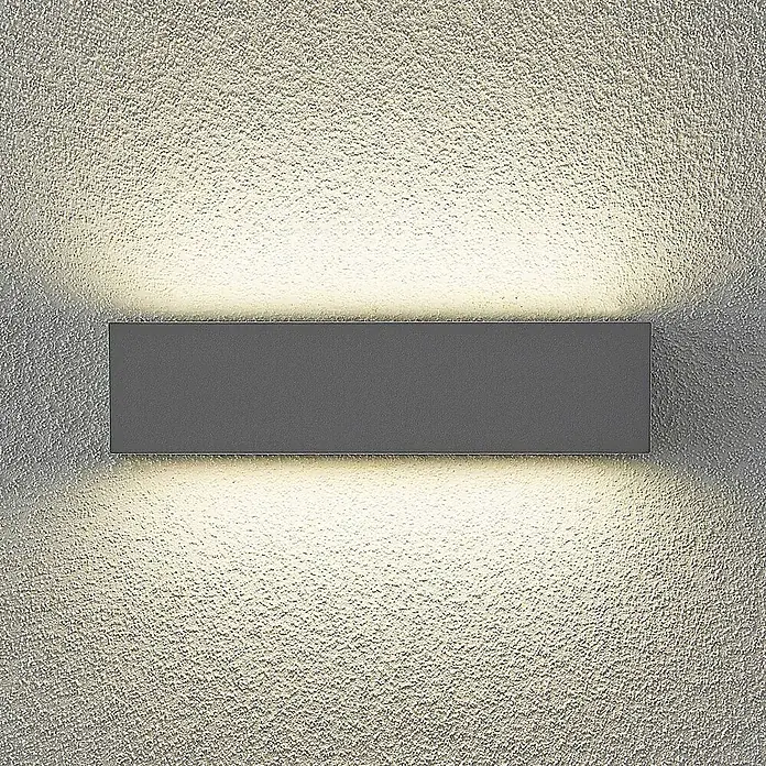 Arcchio Außenwandleuchte Lengo - alu / grau / zink, IP65 - Rechteckige, dunkelgraue LED-Wandleuchte, die warmes Licht nach oben und unten auf eine strukturierte Wand wirft.