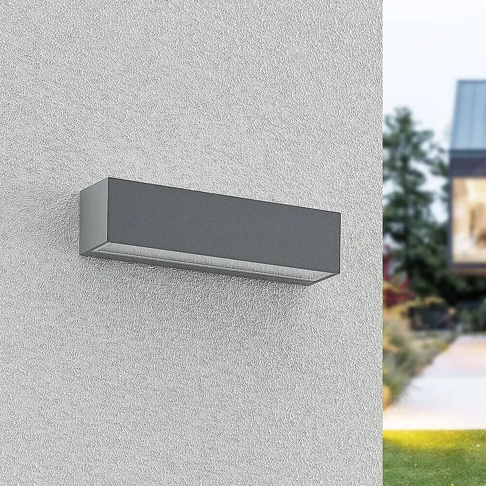Arcchio Außenwandleuchte Lengo - alu / grau / zink, IP65 - Rechteckige anthrazitfarbene Außenwandleuchte an einer strukturierten Wand, leuchtet nach unten.