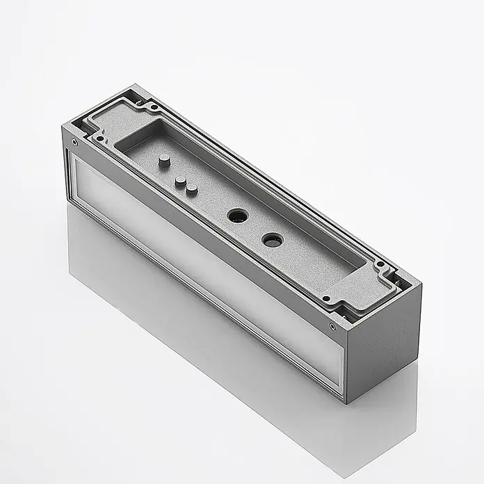 Arcchio Außenwandleuchte Lengo - alu / grau / zink, IP65 - Graue, lineare Metall-Leuchte mit transluzentem Diffusor, geöffnet zur Enthüllung ihrer Innenstruktur.