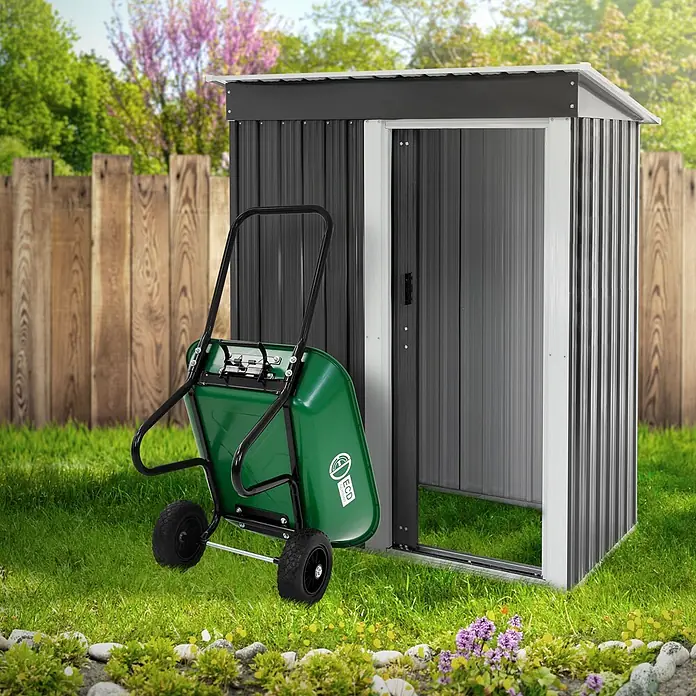 ECD Germany Gartenschubkarre Garden 78L Gartenwagen Gartenkarre mit Kippfunktion Bauschubkarre - 78 l, Material Wanne: Kunststoff - Dunkelgrauer Metall-Gartenschuppen mit offener Tür und grüne Schubkarre auf Gras.