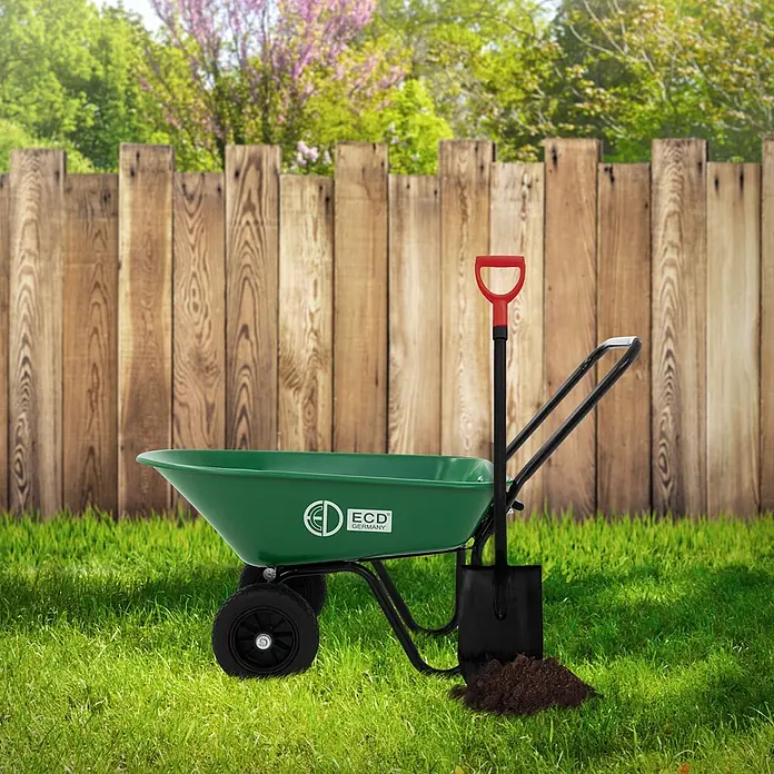 ECD Germany Gartenschubkarre Garden 78L Gartenwagen Gartenkarre mit Kippfunktion Bauschubkarre - 78 l, Material Wanne: Kunststoff - Grüne Schubkarre und schwarze Schaufel mit rotem Griff stehen auf grünem Rasen in einem Garten.