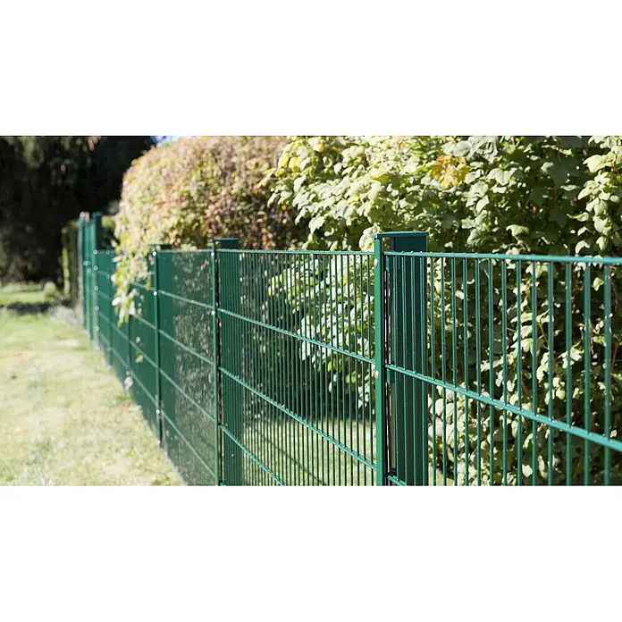 Deutsche Zauntechnik Zaunpfosten Vap - Höhe: 150 cm, Moosgrün, Stahl - Grüner Doppelstabmattenzaun aus Metall in einem Garten, der üppige Büsche begrenzt.