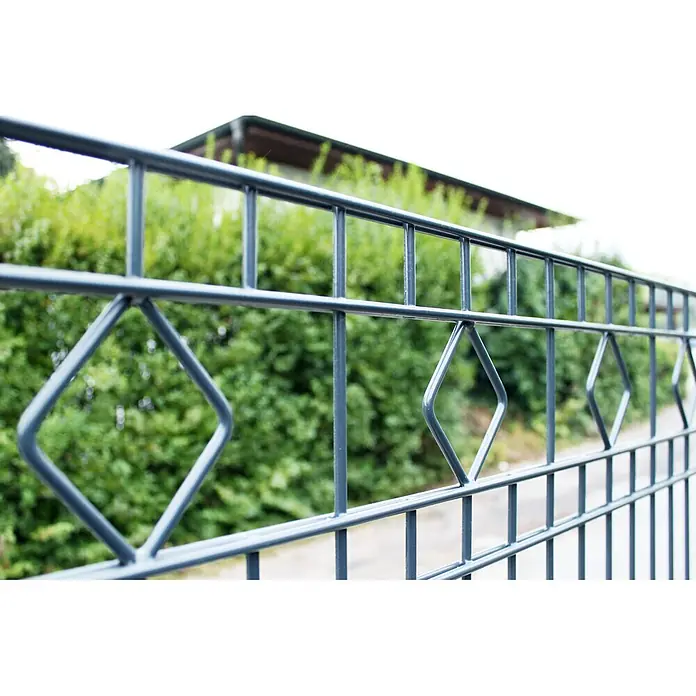 Deutsche Zauntechnik Zaun-Set Barcelona - Breite: 15 m, Höhe: 0,83 m, Anthrazitgrau - Grauer Metallzaun mit dekorativen Rautenmustern, der eine äußere Begrenzung bildet.