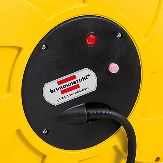 Brennenstuhl Kabeltrommel Automatik mit automatischem Kabelaufroller - Kunststoff, 16 m, H07RN-F, IP44 - Gelbe Kabeltrommelseite mit schwarzem Panel, roter Kontrollleuchte, rosafarbenem Knopf und schwarzem Kabel.