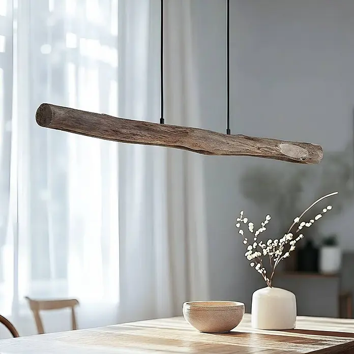 Lindby Pendelleuchte Nekala - L x B x H: 120 x 6 x 5,5 cm, Holz hell, Schwarz matt, Holz - Rustikale Pendelleuchte aus Treibholz über einem Tisch, an zwei schwarzen Kabeln hängend.