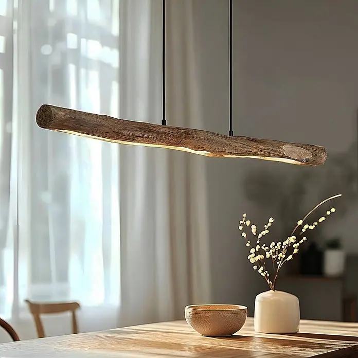 Lindby Pendelleuchte Nekala - L x B x H: 120 x 6 x 5,5 cm, Holz hell, Schwarz matt, Holz - Lineare Pendelleuchte aus Naturholzstamm, spendet warmes Licht über einem Esstisch.