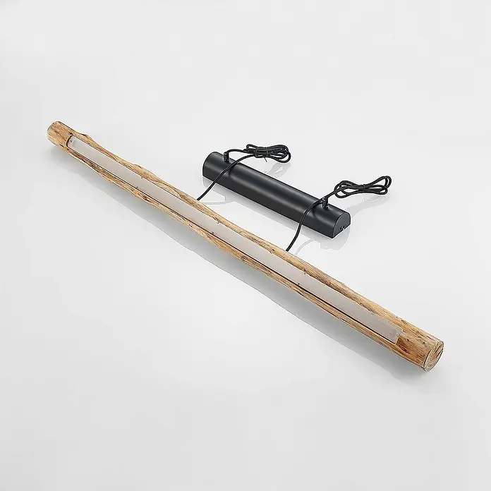 Lindby Pendelleuchte Nekala - L x B x H: 120 x 6 x 5,5 cm, Holz hell, Schwarz matt, Holz - Eine LED-Leuchte in Holzscheitform mit schwarzem zylindrischem Netzteil.