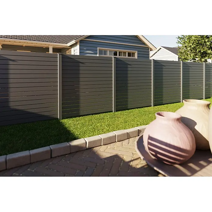 Deutsche Zauntechnik Zaun-Set Vidual Pure - B x H: 33,68 x 1,76 m, Dark Oak - Dunkelgrauer Lamellen-Gartenzaun mit silbernen Pfosten in einem sonnigen Hinterhof.