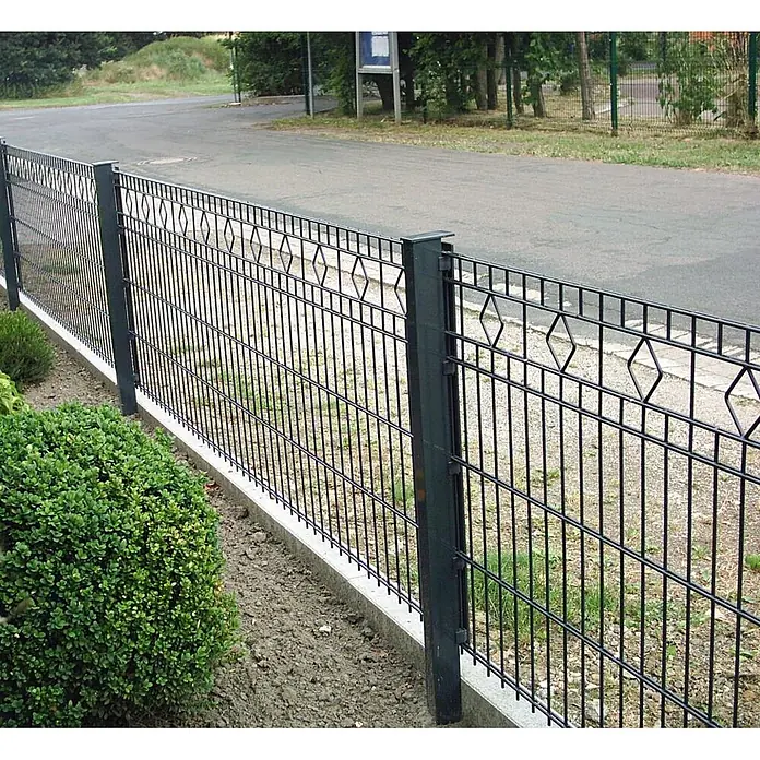 Deutsche Zauntechnik Zaun-Set Barcelona - Breite: 15 m, Höhe: 0,83 m, Anthrazitgrau - Schwarzer Metallzaun mit rautenförmigen Mustern, entlang einer Straße mit grünen Büschen installiert.