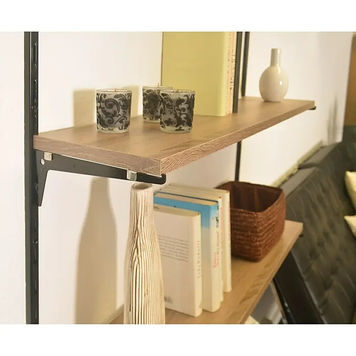 Dolle Aleta doble de acero - 1 lado, Apto para: Soporte con cuadrícula 32, 6 ud. - Primer plano de una estantería de pared moderna con estantes de madera, adornada con decoración y libros, mueble perfecto para un hogar elegante.