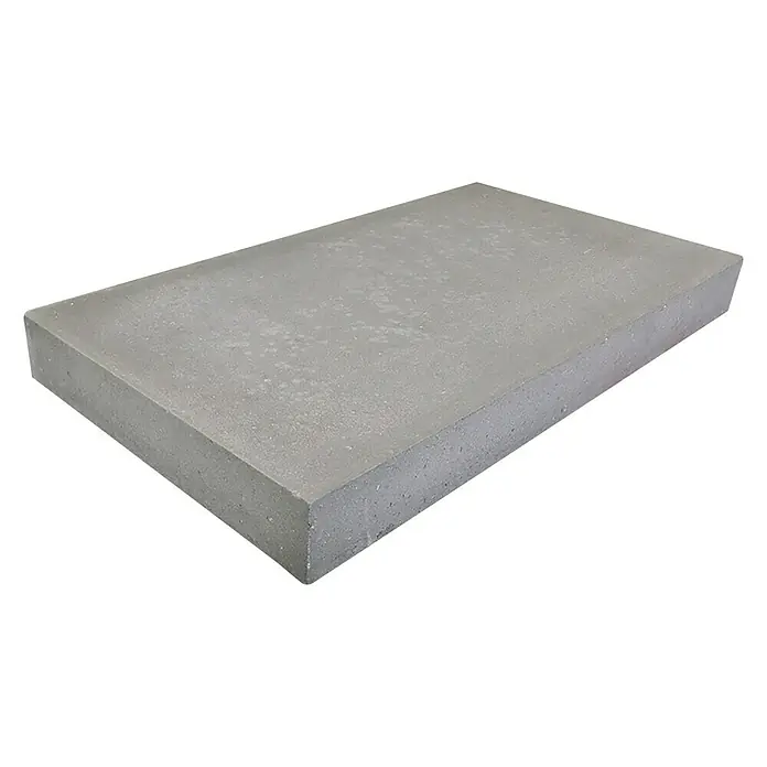 EHL Mauerabdeckung - 50 x 32 x 4 cm, Grau, Beton - Betonplatte mit glatter Oberfläche und geraden Kanten auf schwarzem Hintergrund. Ideal für den Garten- und Landschaftsbau.