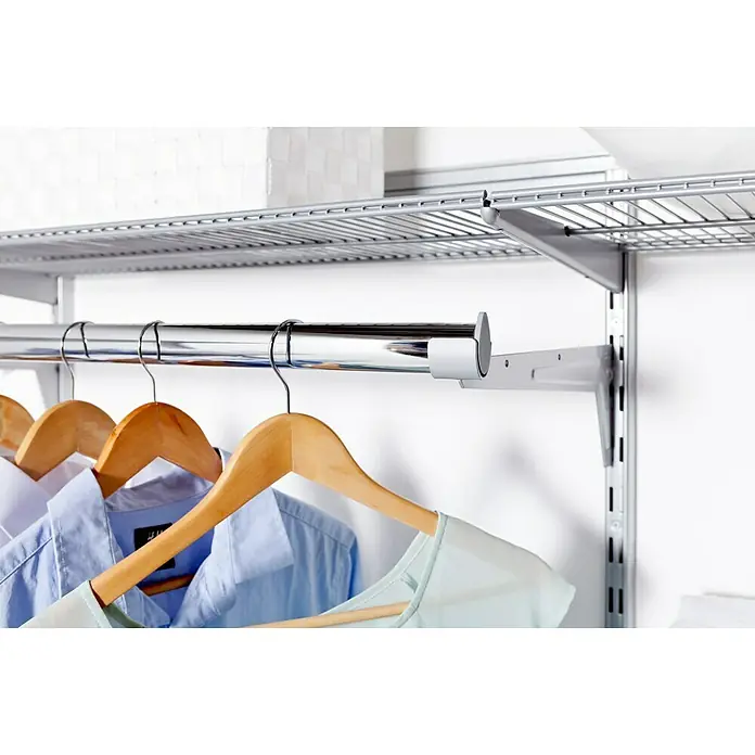 Element System Kleiderstange - 80 x 2 x 3,5 cm, Chrom - Kleiderstange mit hölzernen Kleiderbügeln und aufgehängter Kleidung, Teil eines organisierten Schranksystems.