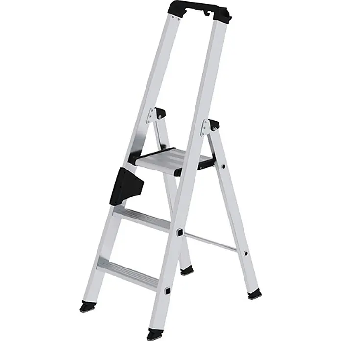 Munk Stehleiter Stehleiter mit ergo-pad 3 Stufen - Anzahl Tritte: 3 Stk., Arbeitshöhe: 1,35 m, Belastbarkeit: 150 kg, Aluminium - Silberne Aluminium-Zweistufen-Klappleiter mit schwarzen Anti-Rutsch-Details und Haltegriff.