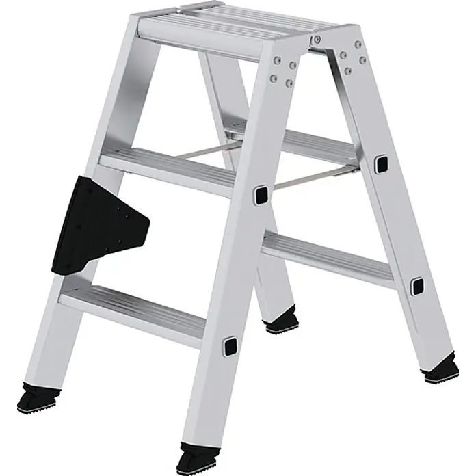 Munk Stehleiter Stehleiter mit ergo-pad beidseitig begehbar 2x3 Stufen - Anzahl Tritte: 3 Stk., Arbeitshöhe: 0,67 m, Belastbarkeit: 150 kg, Aluminium - Silbernes Aluminium-Klapptritt mit schwarzen Anti-Rutsch-Füßen.