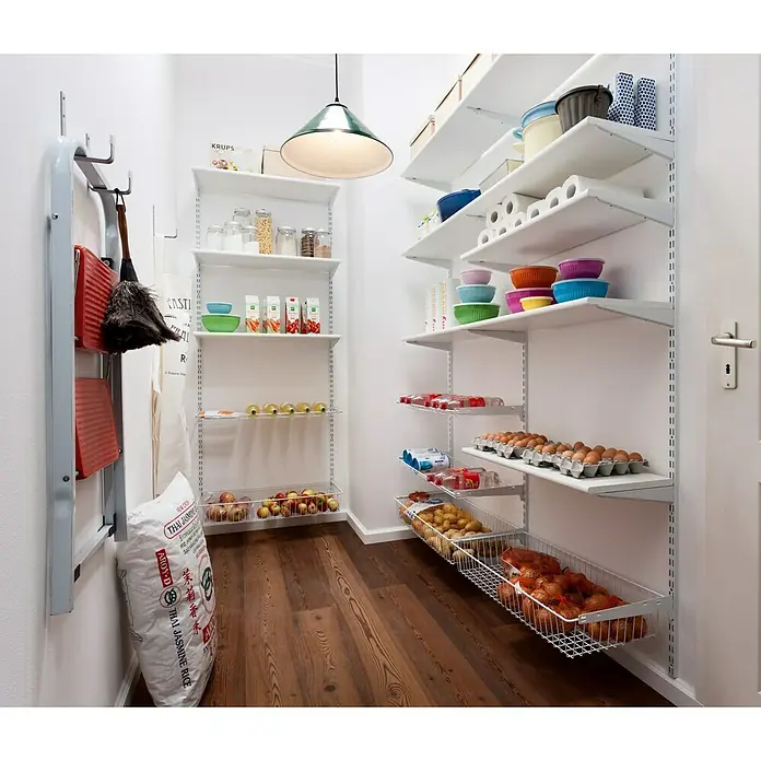 Element System Classic Wandschiene EL 32Länge: 206 cm, Weiß, Passend für: Träger mit Raster 32 mm, Zweilochsystem - Eine Vorratskammer mit Regalen, gefüllt mit Lebensmitteln wie Reis, Obst, Eiern und Konserven. Der Raum ist gut organisiert und beleuchtet.