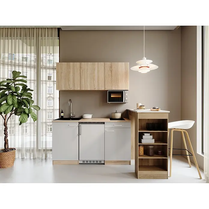 Respekta Miniküche Ingrid - Breite: 150 cm, Weiß, Mit Bartisch, Mit Kochfeld + Kühlschrank + Mikrowelle - Kompakte Küche mit hellen Holz- und grauen Schränken, integrierten Geräten und einer seitlichen Frühstücksbar mit Hocker.