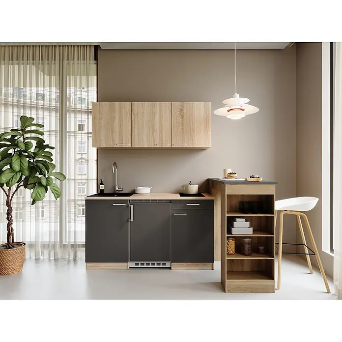 Respekta Miniküche Ingrid - Breite: 150 cm, Grau, Mit Bartisch, Mit Kochfeld + Kühlschrank - Kompakte Küchenzeile mit hellen Holz-Oberschränken, dunkelgrauen Unterschränken und integrierter Bartheke mit Regalen.