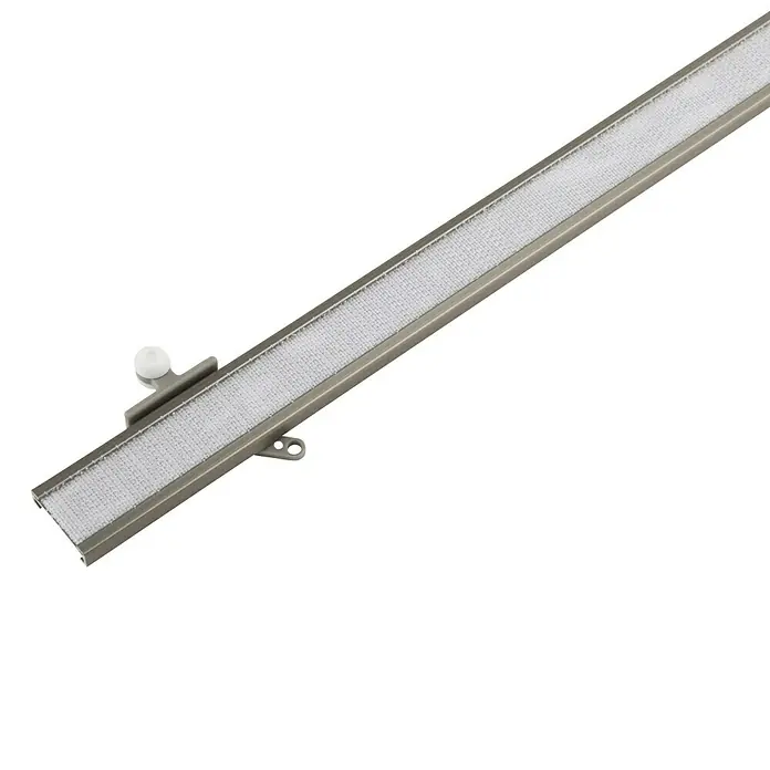 Expo Ambiente Paneelwagen Smart Add - Edelstahloptik, 60 cm - Eine elegante Gardinenschiene aus Metall mit einem feinmaschigen, hellen Stoffeinsatz, perfekt für moderne Fensterdekorationen.