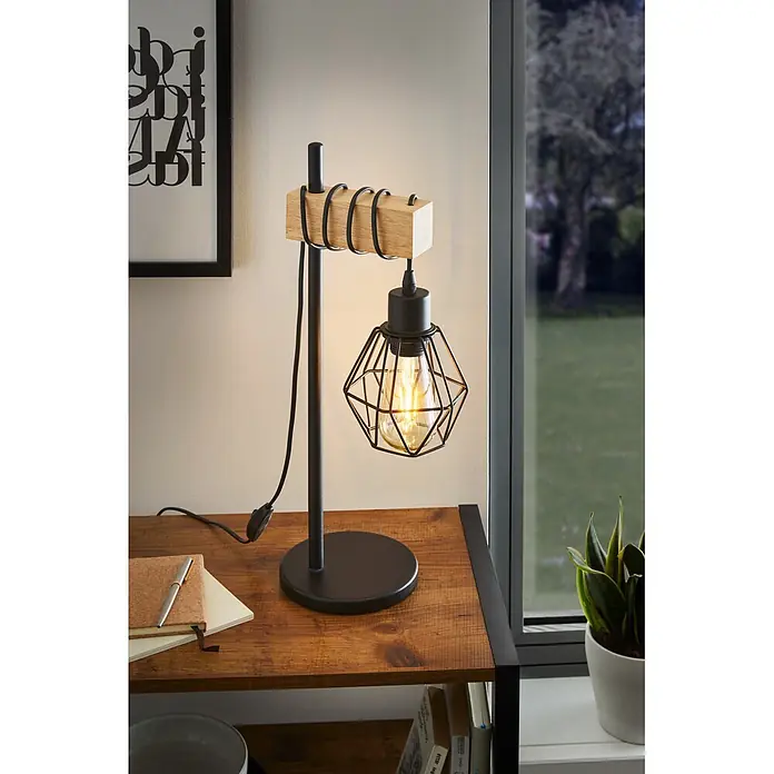 Eglo Townshend 5 Lámpara de sobremesa - 60 W, L x An x Al: 22 x 15,5 x 50 cm, Negro/Marrón, E27 - Lámpara de mesa industrial con base y tallo de metal negro, acento de madera natural y bombilla Edison en jaula sobre escritorio de madera.
