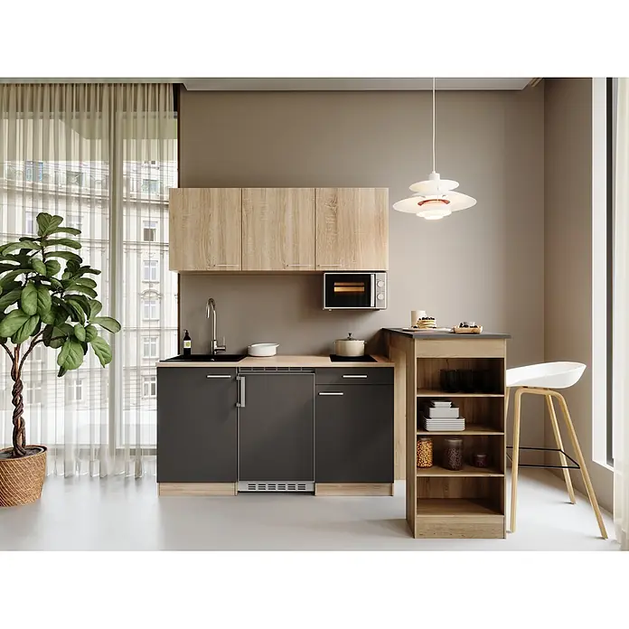 Respekta Miniküche Ingrid - Breite: 150 cm, Grau, Mit Bartisch, Mit Kochfeld + Kühlschrank + Mikrowelle - Kompakte Küchenzeile mit hellen Holz-Oberschränken und dunkelgrauen Unterschränken, Spüle, Kühlschrank, Mikrowelle und Theke.