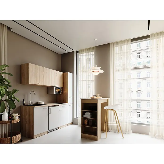 Respekta Küchenzeile Ingrid - Breite: 180 cm, Weiß, Mit Bartisch, Mit Kochfeld + Kühlschrank + Mikrowelle - Moderne Küche mit hellen Holz- und weißen Schränken, kleiner Essinsel, Barhocker und großen Fenstern mit transparenten Vorhängen.