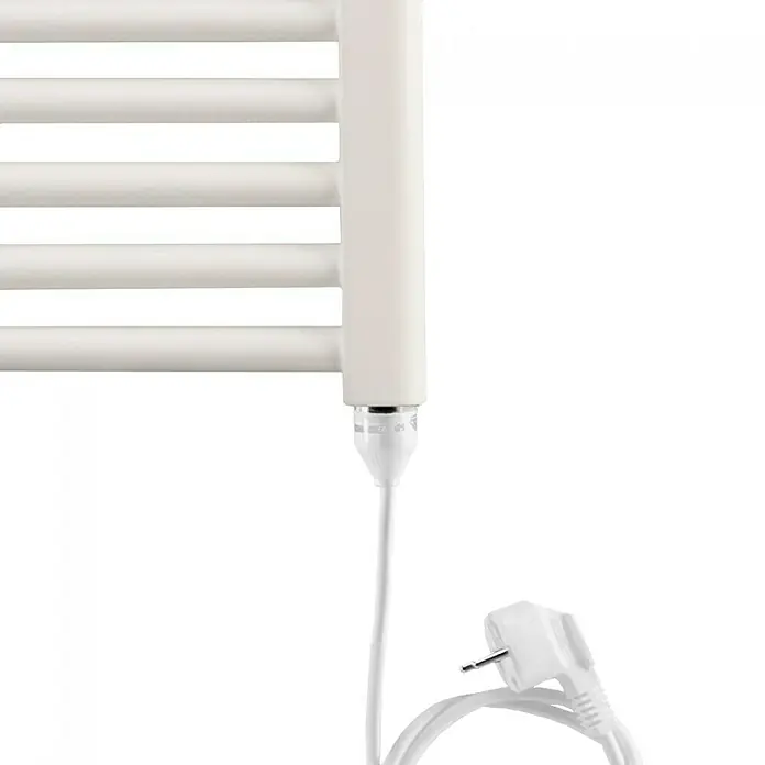 Ximax Heizstab Typ 1 - 600 W, Weiß, Stecker - Nahaufnahme eines weißen elektrischen Handtuchwärmers mit Stecker, der die Funktionalität und das moderne Design hervorhebt.
