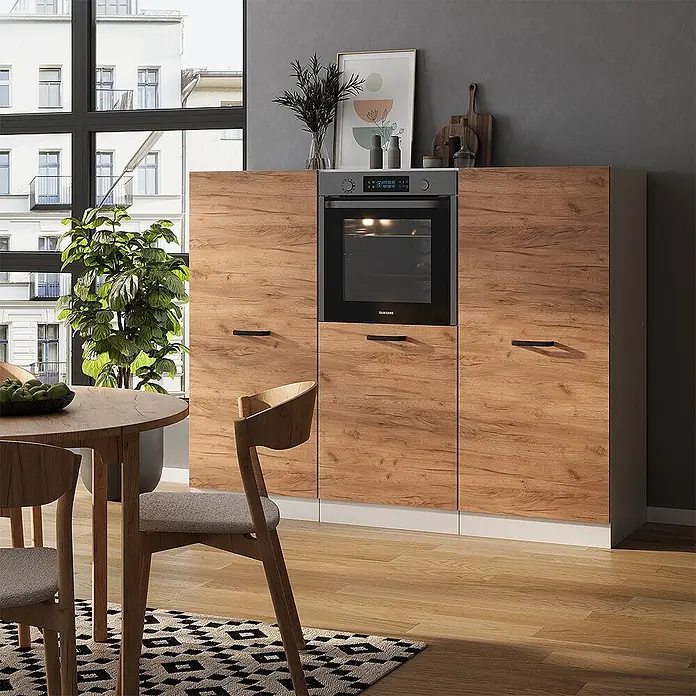 Vicco Küchenleerblock R-Line Goldkraft Eiche/Weiß ohne Arbeitsplatte - Breite: 180 cm, Goldkraft Eiche - Modernes Küchenschranksystem in heller Holzoptik mit integriertem schwarzem Backofen, umgeben von passenden Stauschränken.