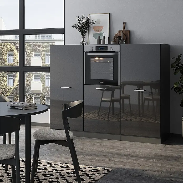 Vicco Küchenleerblock R-Line Anthrazit Hochglanz/Anthrazit ohne Arbeitsplatte - Breite: 180 cm, Anthrazit Hochglanz - Moderne dunkelgraue, glänzende Küchenschrankeinheit mit integriertem Backofen in einem zeitgenössischen Esszimmer.