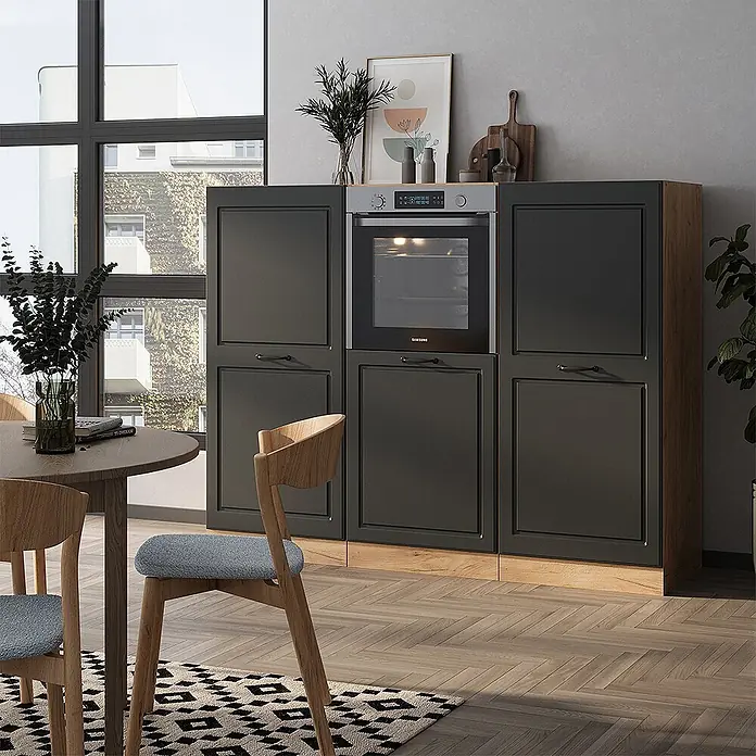 Vicco Küchenleerblock R-Line Anthrazit Landhaus/Goldkraft Eiche ohne Arbeitsplatte - Anthrazit Landhaus - Moderne dunkelgraue Küchenwandzeile mit integriertem Backofen, Holzpaneelen, in hellem Essbereich mit rundem Tisch und Stühlen.