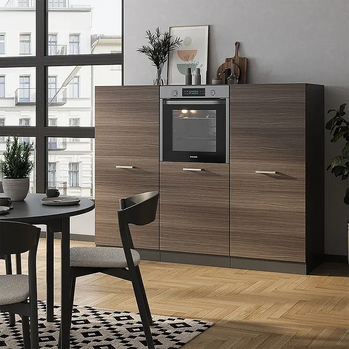 Vicco Küchenleerblock R-Line Edelgrau/Anthrazit ohne Arbeitsplatte - Breite: 180 cm, Edelgrau - Einbauofen mit silbernen Bedienelementen und schwarzer Glastür, integriert in dunkle Holzschränke in einer modernen Küche.