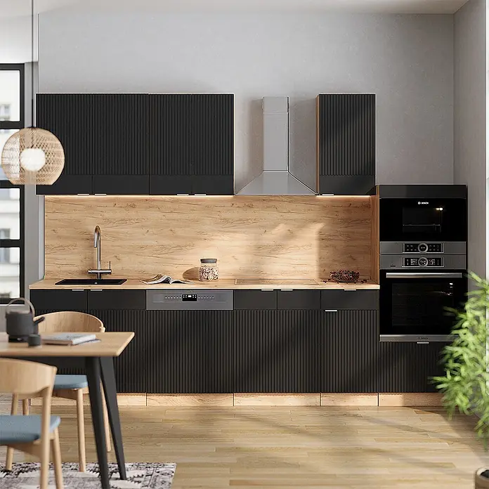Vicco Küchenzeile Fame-Line Schwarz gestreift mit Hochschrank, ohne Arbeitsplatte - Breite: 300 cm, Schwarz gestreift, Ohne Elektrogeräte - Moderne Küche mit schwarzen geriffelten Schränken, Holzrückwand und integrierten Geräten.