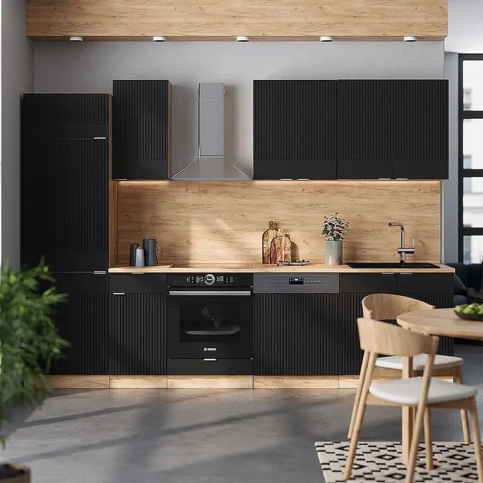 Vicco Küchenzeile Fame-Line Schwarz gestreift/Goldkraft Eiche, AP Marmor - Breite: 300 cm, Schwarz gestreift, Ohne Elektrogeräte - Schwarze geriffelte Küchenschränke mit heller Holzrückwand und integrierten Geräten bilden einen modernen, funktionalen Raum.