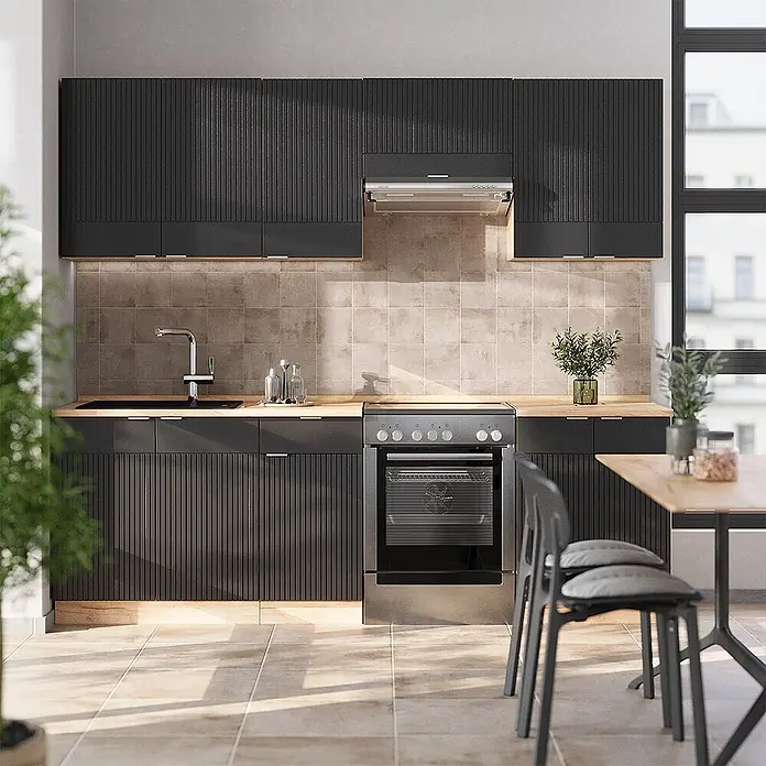 Vicco Küchenzeile Fame-Line Schwarz gestreift/Goldkraft Eiche, AP Anthrazit - Breite: 240 cm, Schwarz gestreift, Ohne Elektrogeräte - Moderne Küche mit schwarzen geriffelten Schränken, hellen Holztheken, Edelstahlherd und Spüle.